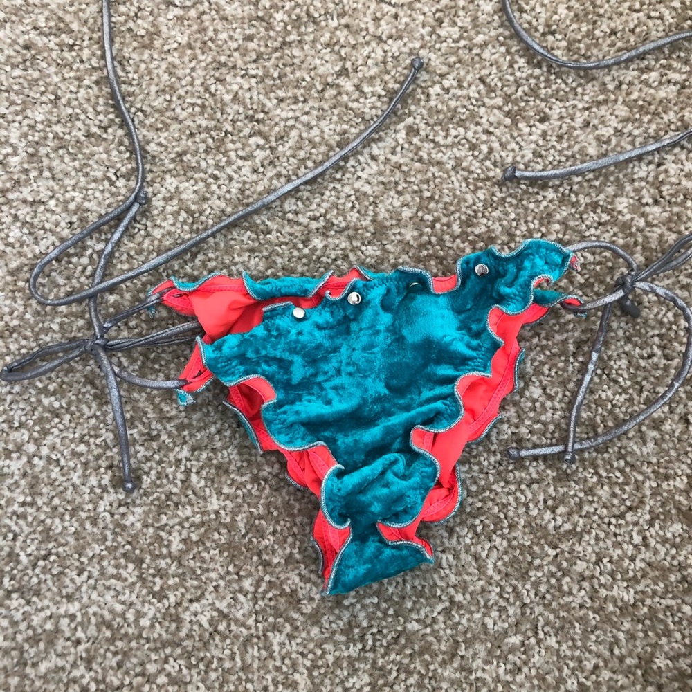 Turquoise bikini - Picture 5 of 10